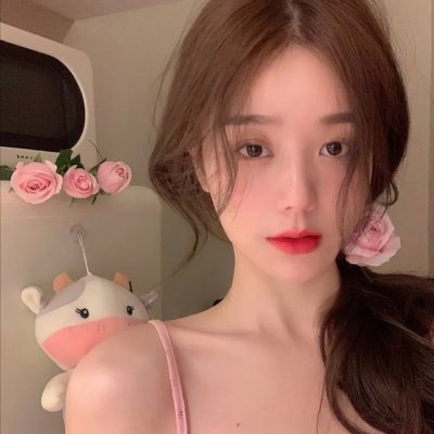 与一位女士合影